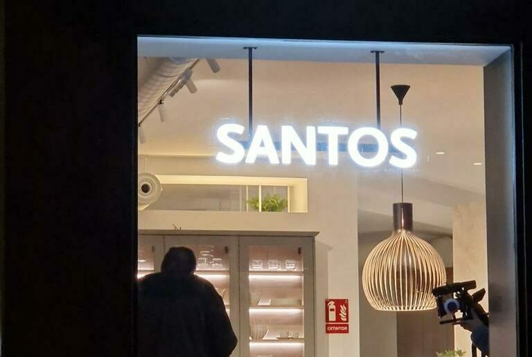 Vista de la fachada de la nueva tienda Santos Salamanca en el momento de su inauguración.