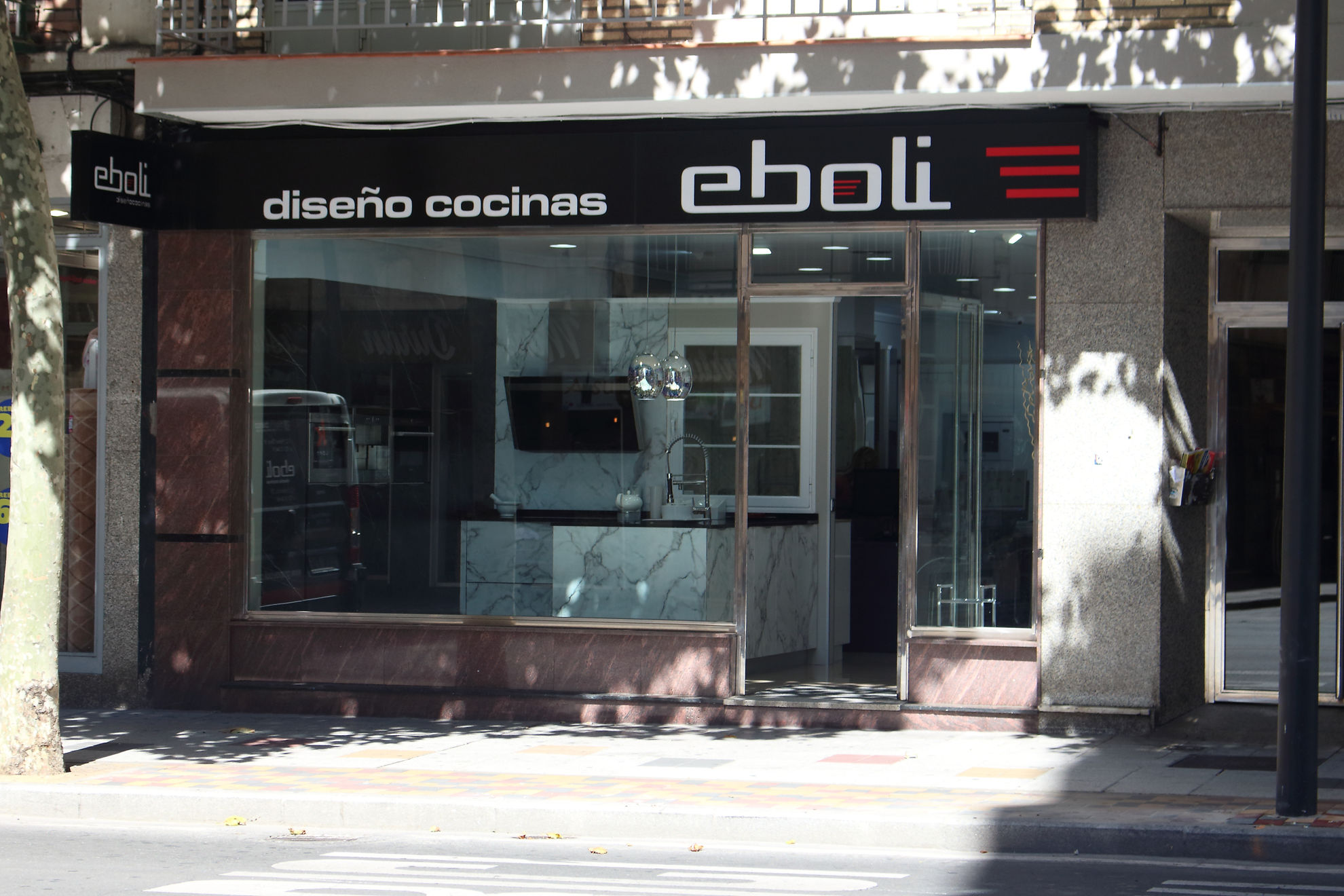 Exterior de tienda de muebles de cocina de Grupo Eboli en Salamanca