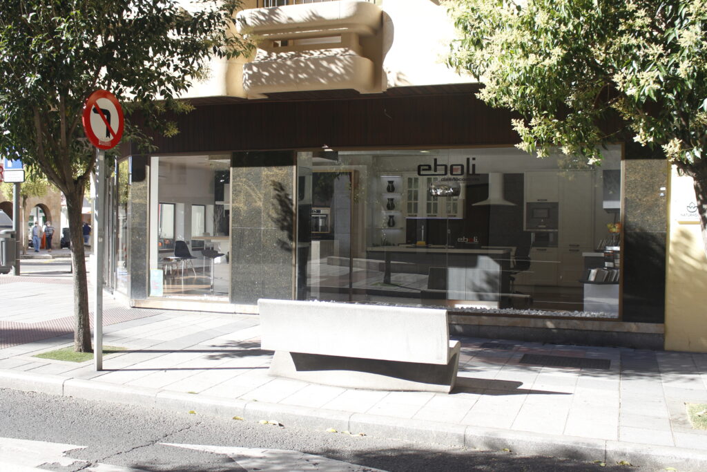Pie de calle de la tienda de cocinas de Grupo Eboli en Salamanca