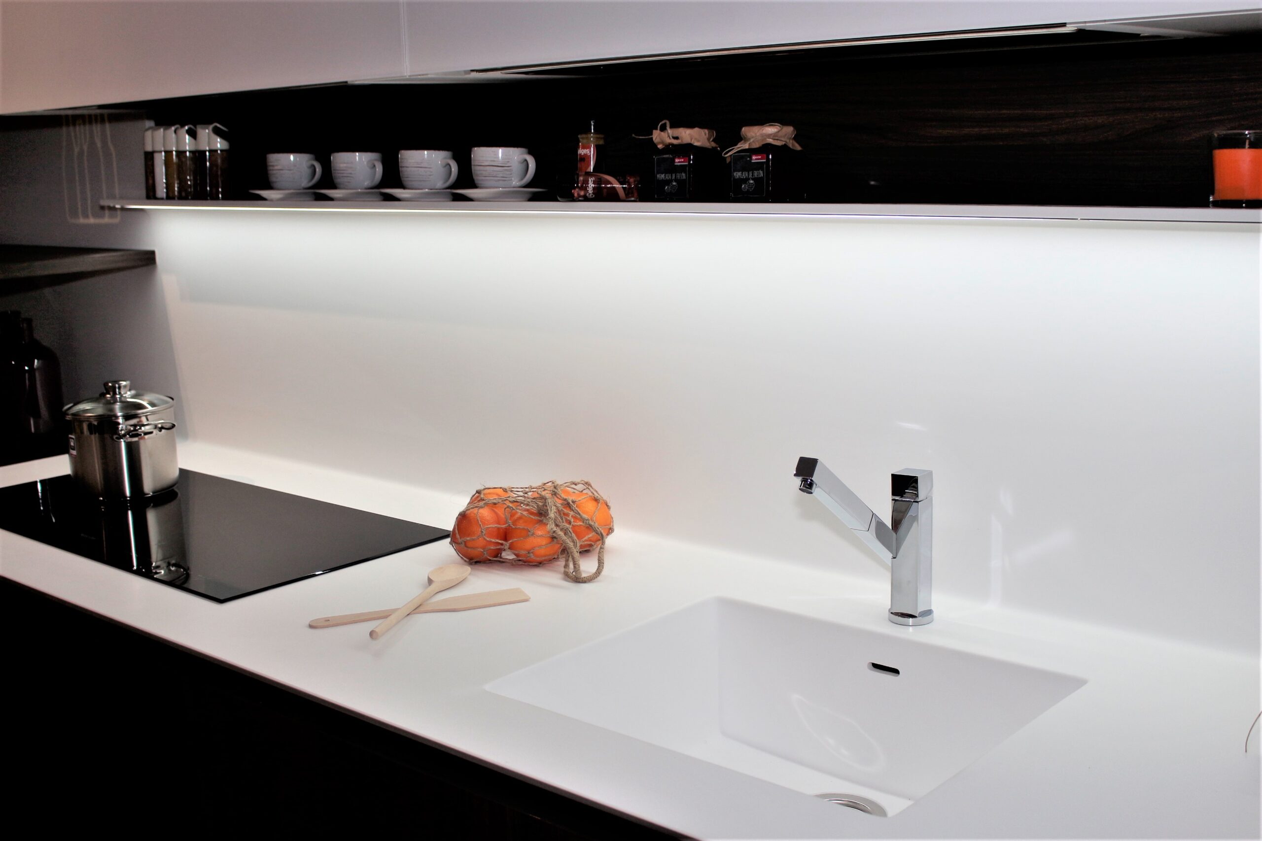 Muebles de cocina conen blanco y marrón oscuro