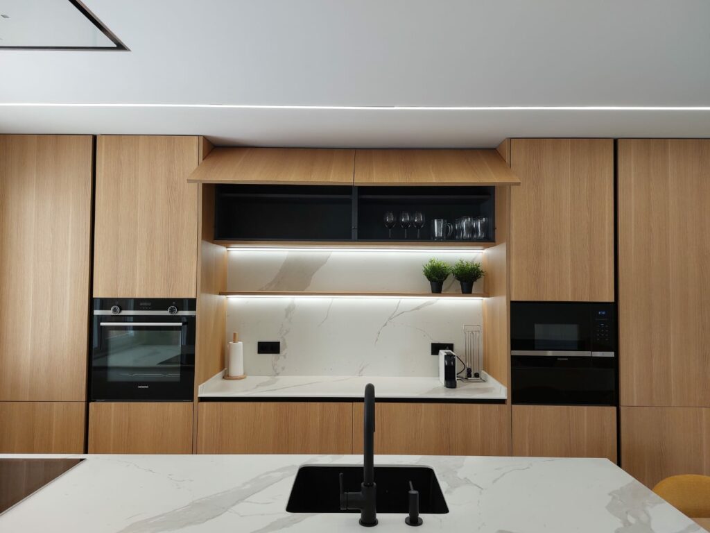 Cocina en blanco y madera de estilo moderno y funcional